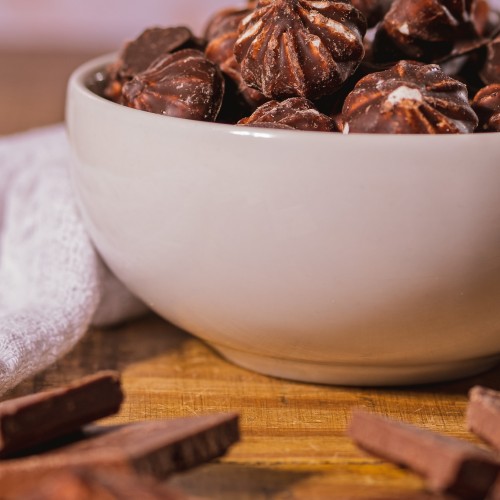 Merengue com cobertura de chocolate preto