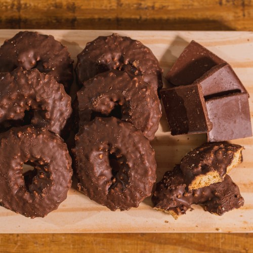 Biscoito tipo amanteigado com cobertura de chocolate preto