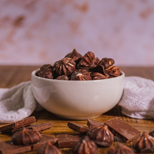 Merengue com cobertura de chocolate preto