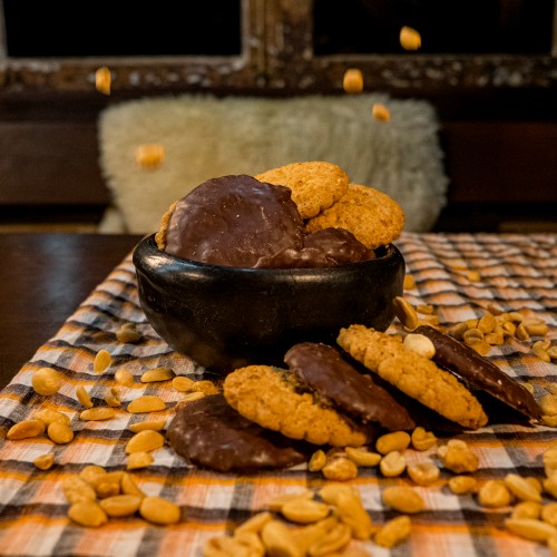 Biscoito de amendoim com cobertura de chocolate preto
