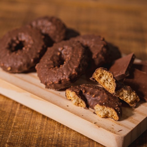 Biscoito tipo amanteigado com cobertura de chocolate preto